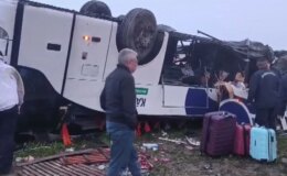 Adana’da yolcu otobüsü devrildi: Ölü ve yaralılar var