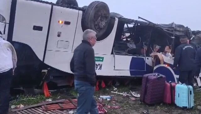 Adana’da yolcu otobüsü devrildi: Ölü ve yaralılar var