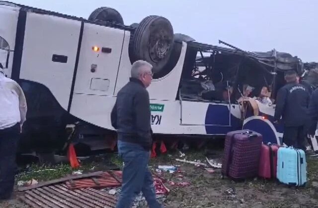 Adana’da yolcu otobüsü devrildi: Ölü ve yaralılar var