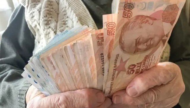 AK Parti’den bayram ikramiyesine zam bekleyen emeklileri üzen açıklama