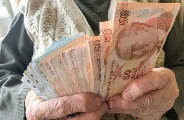 AK Parti’den bayram ikramiyesine zam bekleyen emeklileri üzen açıklama