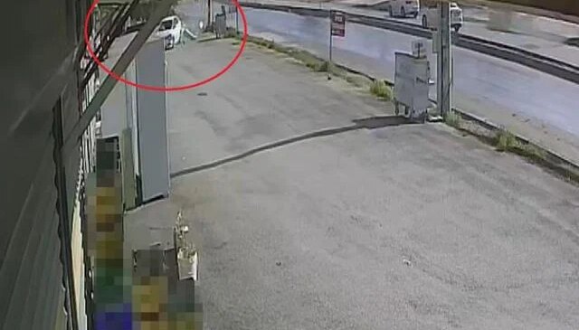 Akıl almaz kaza! Otomobil 3 iş yerlerinin içinden geçti