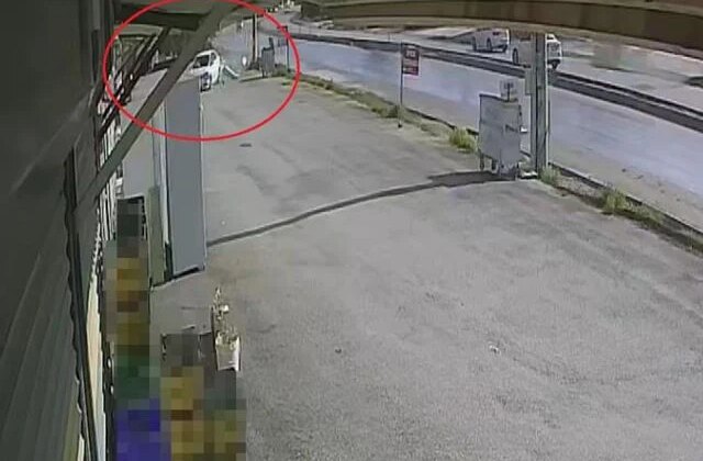 Akıl almaz kaza! Otomobil 3 iş yerlerinin içinden geçti