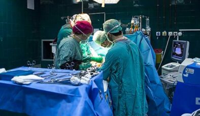 Ameliyat sırasında kavga çıktı, neşterler çekildi