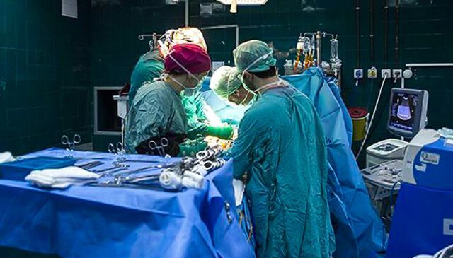 Ameliyat sırasında kavga çıktı, neşterler çekildi
