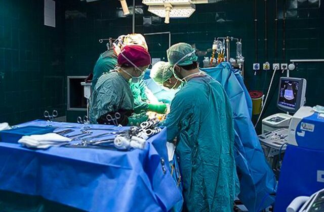 Ameliyat sırasında kavga çıktı, neşterler çekildi