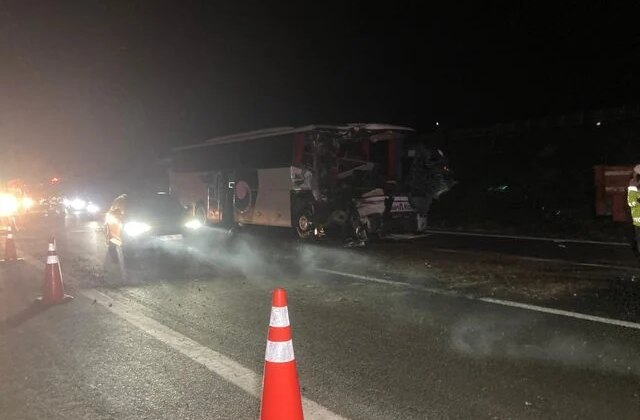Ankara’da yolcu otobüsü, TIR’a çarptı: 1 ölü, 15 yaralı