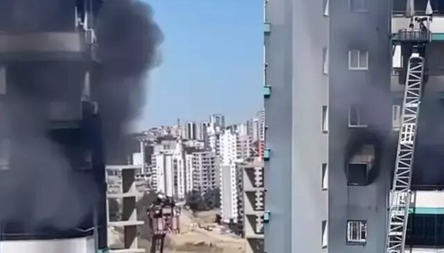 Apartmanda çıkan yangında mahsur kalan baba ve bebeğini inşaat işçisi kurtardı