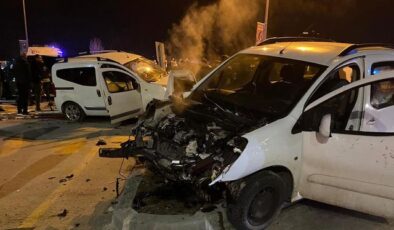 AVM önündeki kavşakta zincirleme kaza! Can pazarı yaşandı