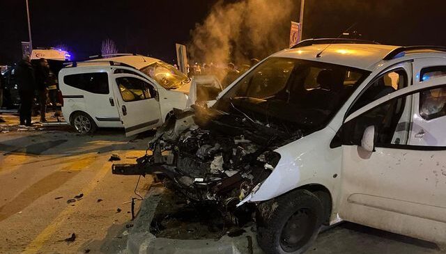 AVM önündeki kavşakta zincirleme kaza! Can pazarı yaşandı