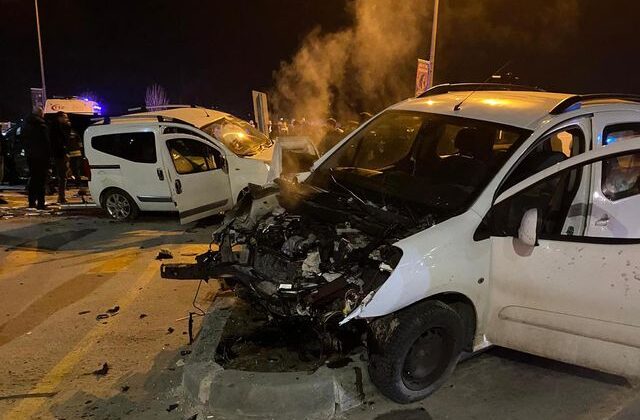 AVM önündeki kavşakta zincirleme kaza! Can pazarı yaşandı