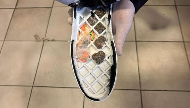 Ayakkabı tabanına zulalanmış uyuşturucu ele geçirildi