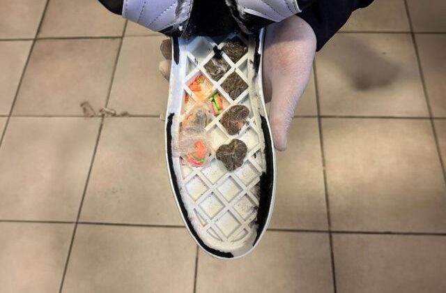 Ayakkabı tabanına zulalanmış uyuşturucu ele geçirildi