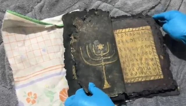 Evden tarih fışkırdı!! Altın işlemeli tılsım kitabı bile bulundu