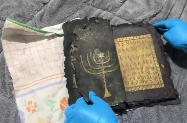 Evden tarih fışkırdı!! Altın işlemeli tılsım kitabı bile bulundu