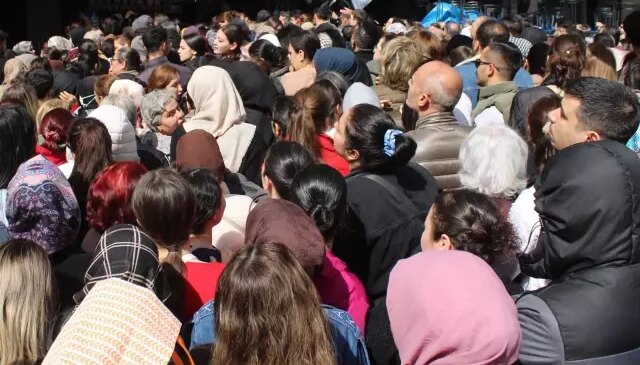 Aydın’da indirim izdihamı: Ezilen ve bayılanlar hastaneye kaldırıldı