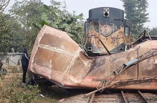 Bangladeş’te otobüs ile trenin çarpıştığı kazada 12 kişi hayatını kaybetti