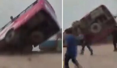 Bangladeş’te feribota girmeye çalışan yolcu otobüsü nehre düştü: 2 ölü