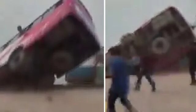 Bangladeş’te feribota girmeye çalışan yolcu otobüsü nehre düştü: 2 ölü