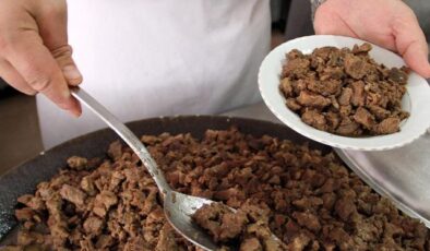 Belediye aşevinde skandal! Kavurmanın içinden yarış atı çipi çıktı