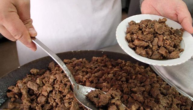 Belediye aşevinde skandal! Kavurmanın içinden yarış atı çipi çıktı