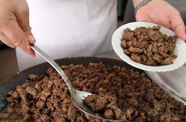 Belediye aşevinde skandal! Kavurmanın içinden yarış atı çipi çıktı