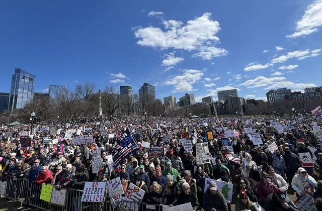 Beyaz Saray’ı da kuşattılar: “Krallara Hayır” diyen milyonlarca kişi Trump’a karşı sokağa çıktı
