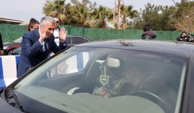 İlçeye bir günde 25 bin araç giriş yaptı, gelenleri kaymakam karşıladı