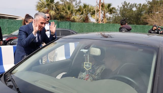 İlçeye bir günde 25 bin araç giriş yaptı, gelenleri kaymakam karşıladı