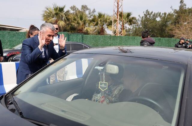 İlçeye bir günde 25 bin araç giriş yaptı, gelenleri kaymakam karşıladı