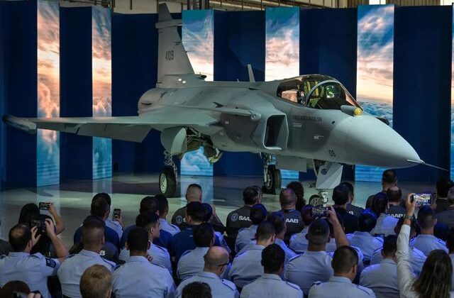 Brezilya’da üretilen ilk süpersonik savaş uçağı tanıtıldı