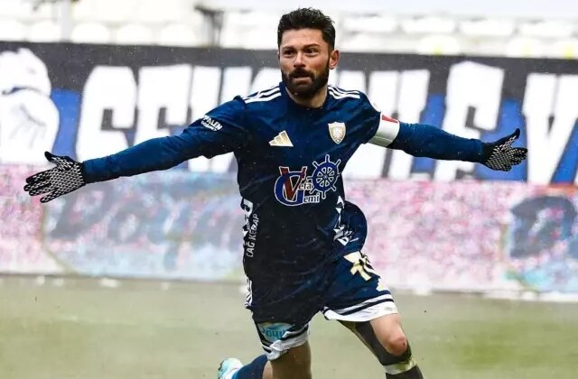 Bu adam gerçekten inanılmaz! 35 yaşında Ronaldo ve Messi gibi oynuyor