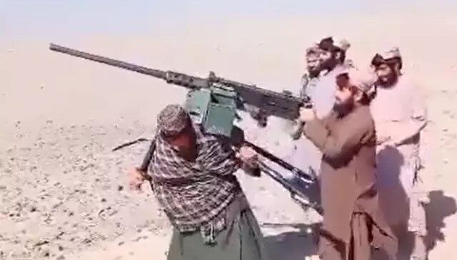 Bu da suyun öte yanındaki savaş! Biri koca uçaksavarı sırtladı, diğeri ateş açtı