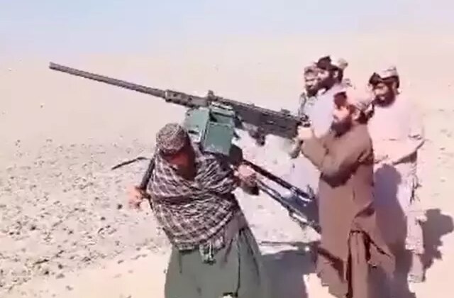 Bu da suyun öte yanındaki savaş! Biri koca uçaksavarı sırtladı, diğeri ateş açtı