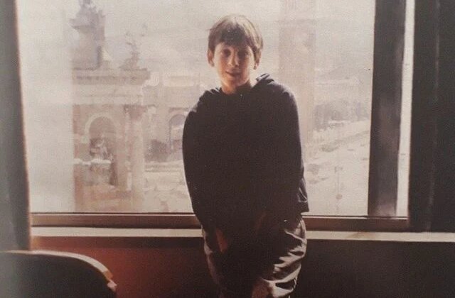 Bu karedeki çocuğu şimdi dünya tanıyor