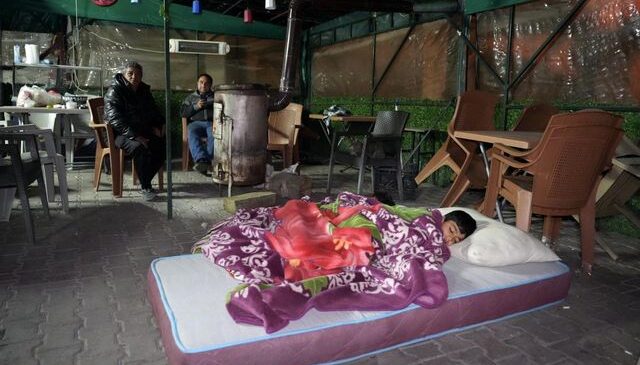 Denizli’de 5.1 büyüklüğündeki depremin ardından yaşanan artçılardan korkan vatandaşlar dışarda sabahladı