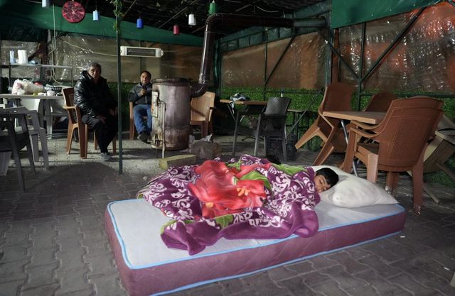 Denizli’de 5.1 büyüklüğündeki depremin ardından yaşanan artçılardan korkan vatandaşlar dışarda sabahladı