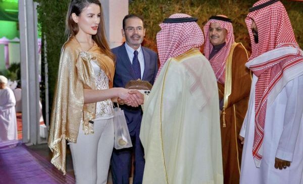 Büyükelçinin iftar için tercih ettiği kıyafet olay oldu