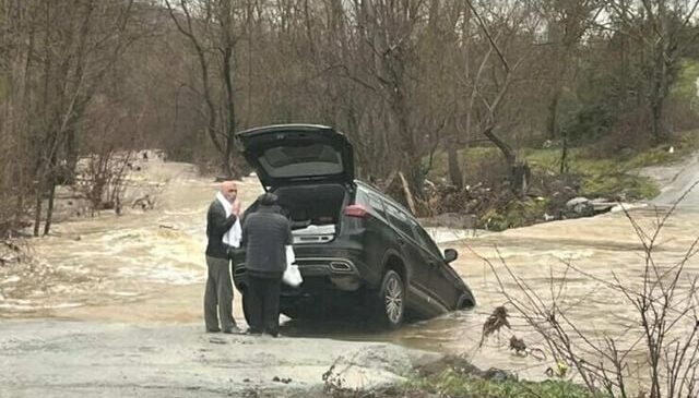 Çanakkale’de sağanak etkili oldu; 1 köy yolu kapandı, 1 otomobil suya kapıldı