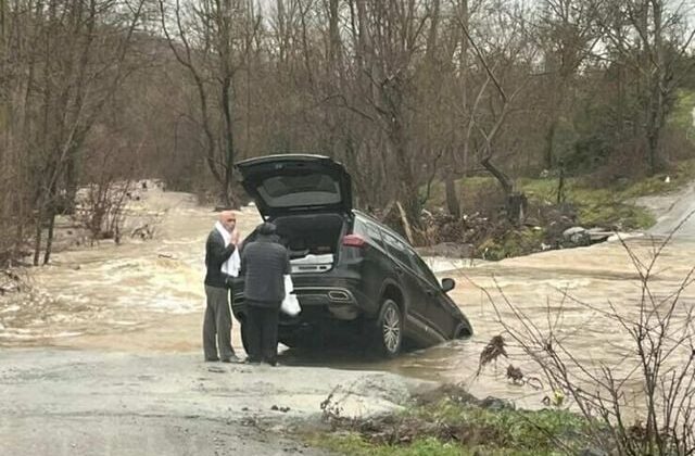 Çanakkale’de sağanak etkili oldu; 1 köy yolu kapandı, 1 otomobil suya kapıldı