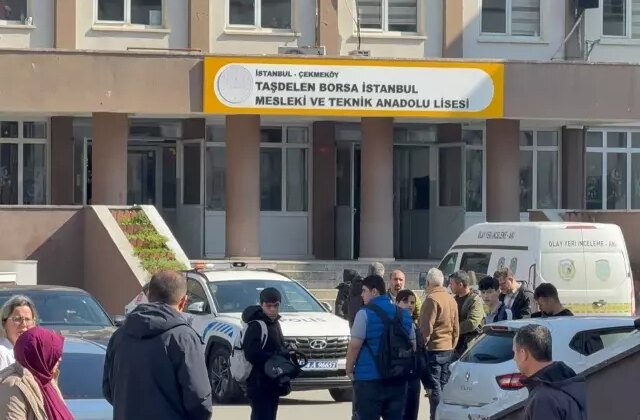 Çekmeköy’de lise öğrencisinin bıçakla yaraladığı 2 öğretmenden biri hayatını kaybetti