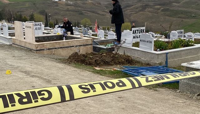 Mezarlıkta defin sırasında husumetlisini tabancayla yaraladı