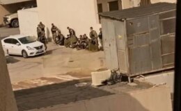 Cephede şaşırtan görüntü! Saldırıdan korkup sivillerin arasına saklandılar