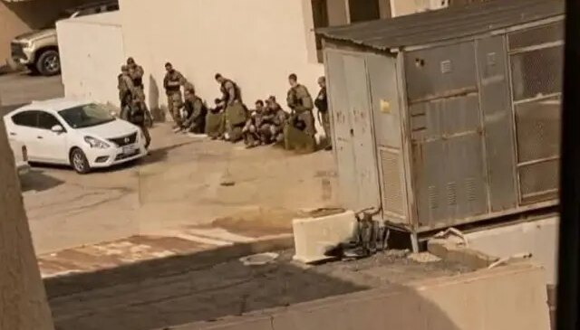 Cephede şaşırtan görüntü! Saldırıdan korkup sivillerin arasına saklandılar