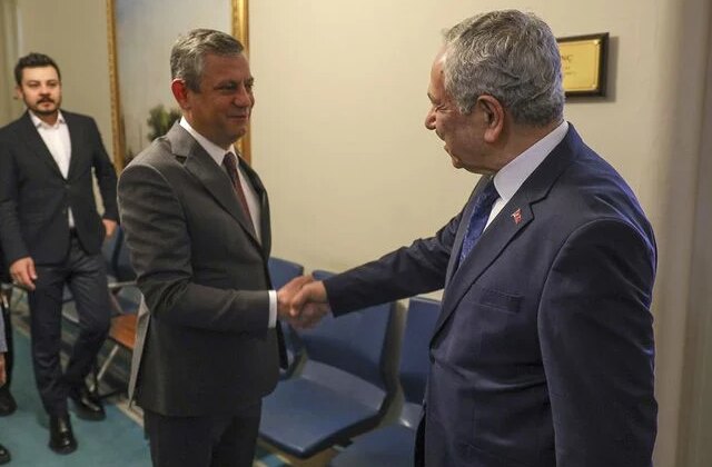 CHP Genel Başkanı Özel, eski TBMM Başkanı Arınç’ı ziyaret etti