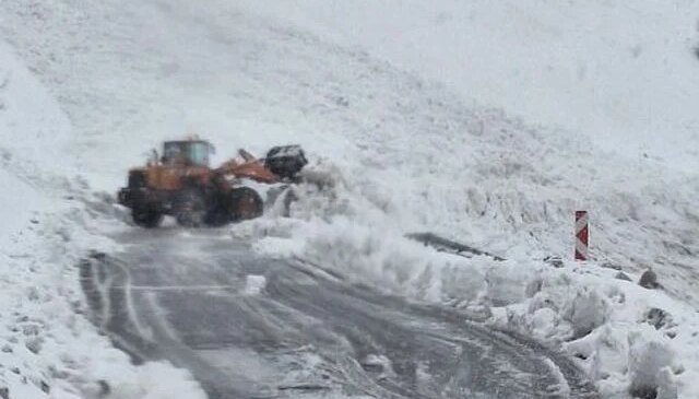 Hakkari’de yolcu otobüsü çığ alltında mahsur kaldı