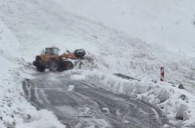Hakkari’de yolcu otobüsü çığ alltında mahsur kaldı