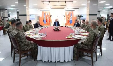 Cumhurbaşkanı Erdoğan, iftarda Mehmetçikle bir araya geldi