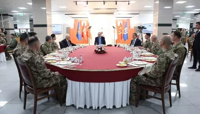 Cumhurbaşkanı Erdoğan, iftarda Mehmetçikle bir araya geldi