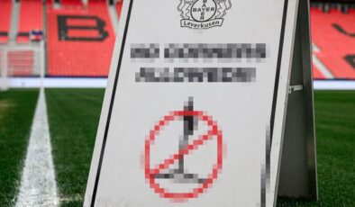Daha önce böyle bir uyarı levhası görmediniz! Bayer Leverkusen’den Arsenal’in köşe vuruşlarına esprili önlem